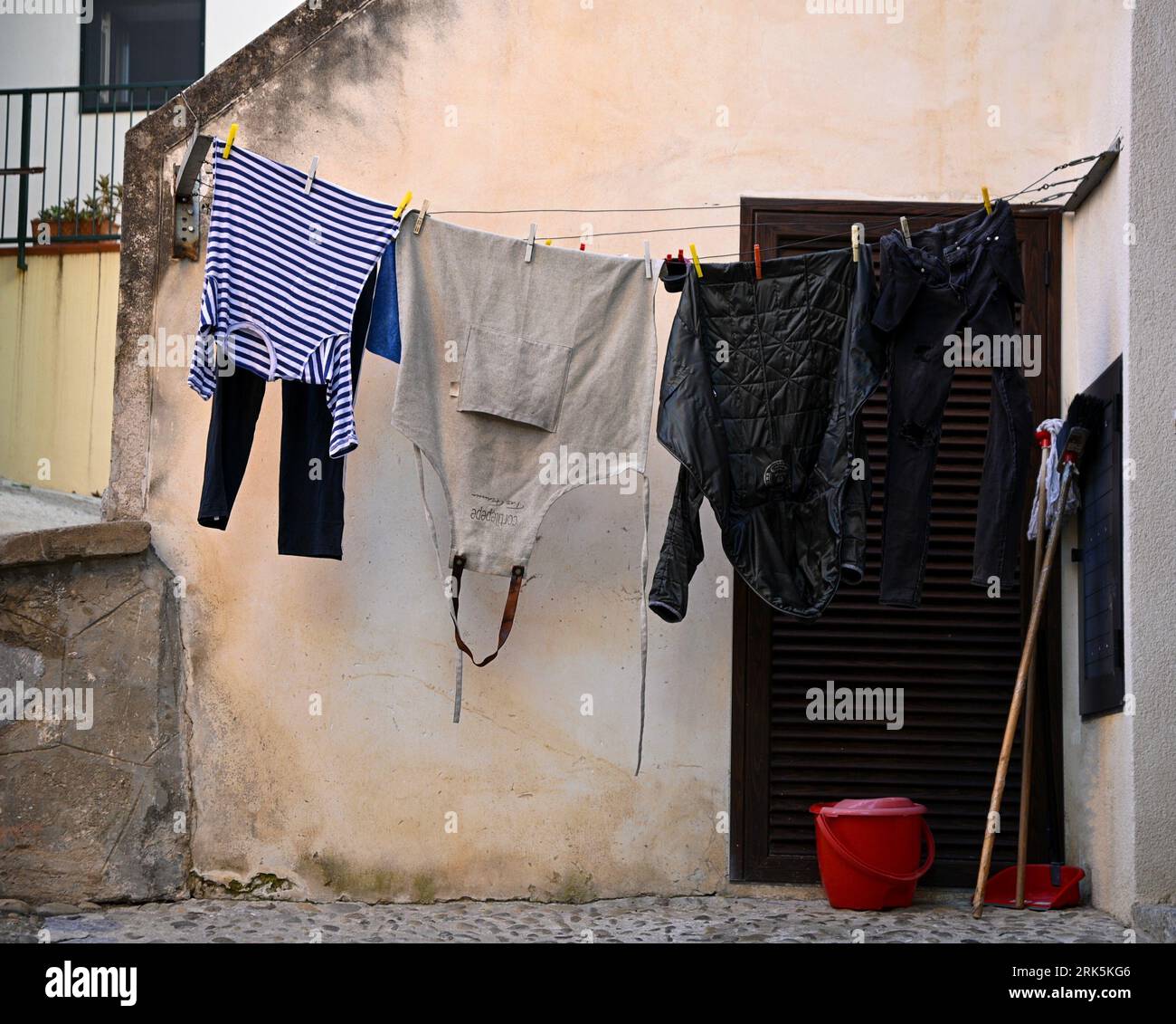 Clothesline in un cortile di casa rurale a Cefalù Sicilia, Italia. Foto Stock