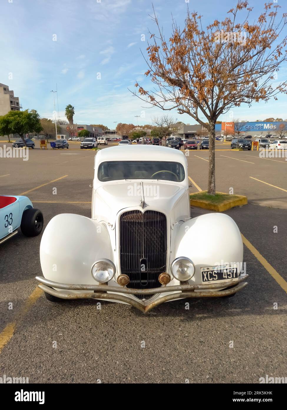 Una vecchia canna bianca del 1932 Panhard e Levassor sei coupé Street Rod in un parcheggio di una mostra di auto d'epoca in una giornata di sole Foto Stock
