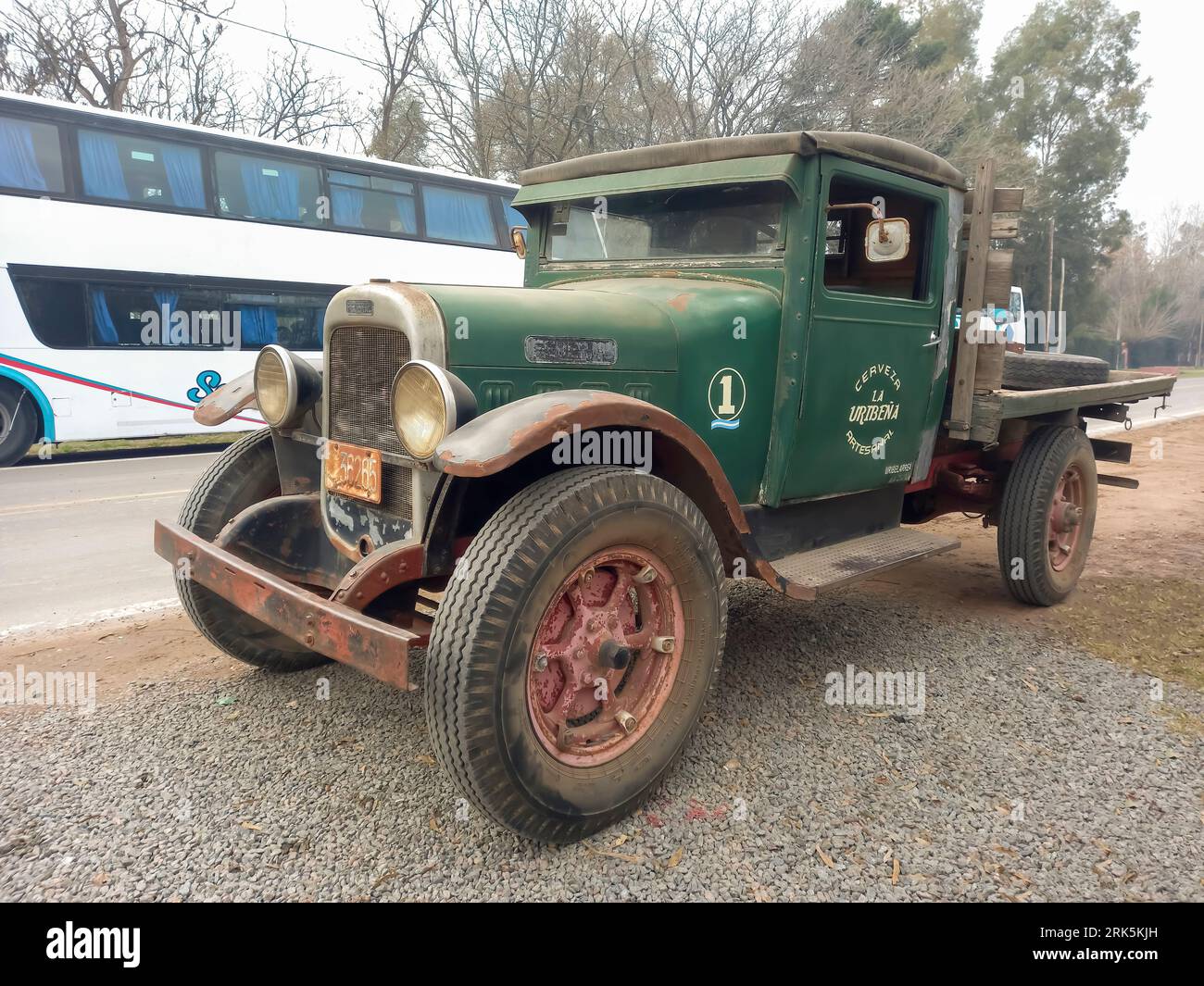 Uribelarrea, Argentina - 15 luglio 2023: Vecchio camion rugginito 1932 Federal Motor classico flatbed in una strada rurale Foto Stock