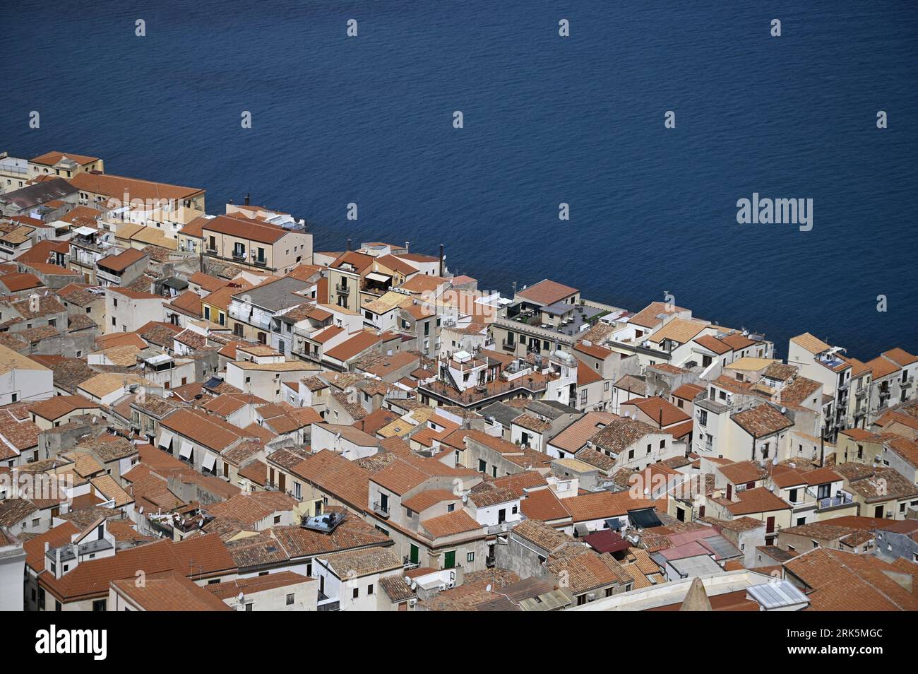 Paesaggio con vista panoramica di Cefalù, uno dei borghi più belli e pittoreschi della costa settentrionale della Sicilia, Italia. Foto Stock