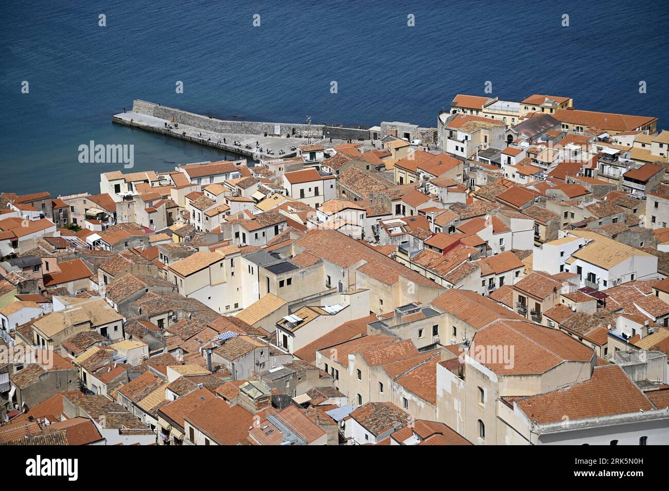 Paesaggio con vista panoramica di Cefalù, uno dei borghi più belli e pittoreschi della costa settentrionale della Sicilia, Italia. Foto Stock