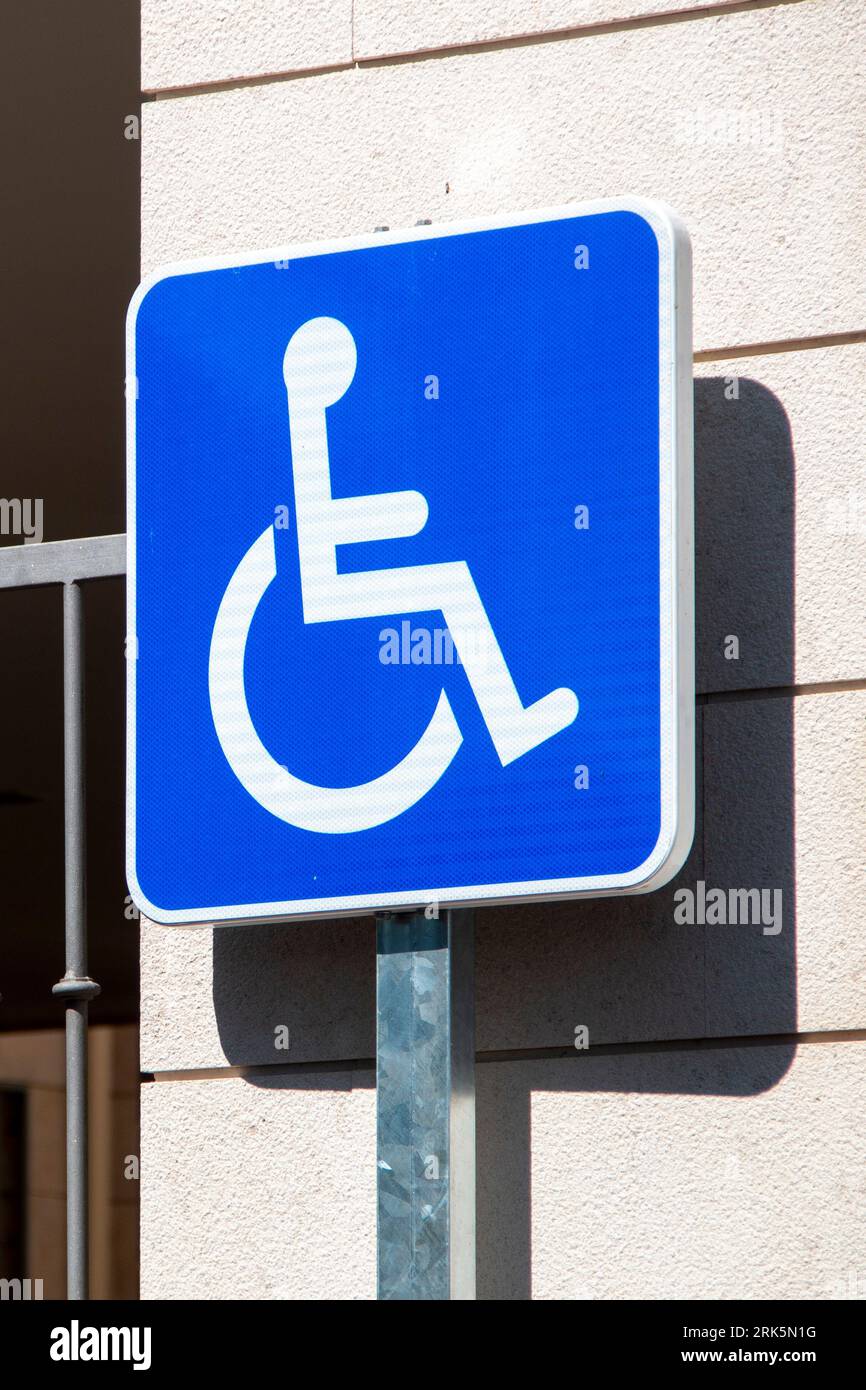 Segnalate i disabili e prenotate il vostro parcheggio e la rampa di accesso agli edifici Foto Stock