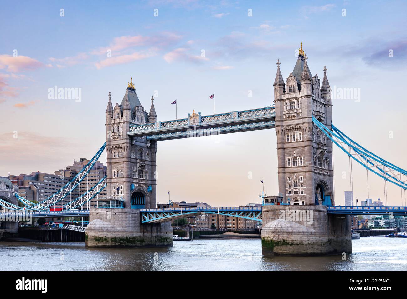 Tower Bridge di Londra. Si tratta di un ponte di base e di sospensione a Londra, costruito tra il 1886 e il 1894. Attraversa il Tamigi vicino al Foto Stock