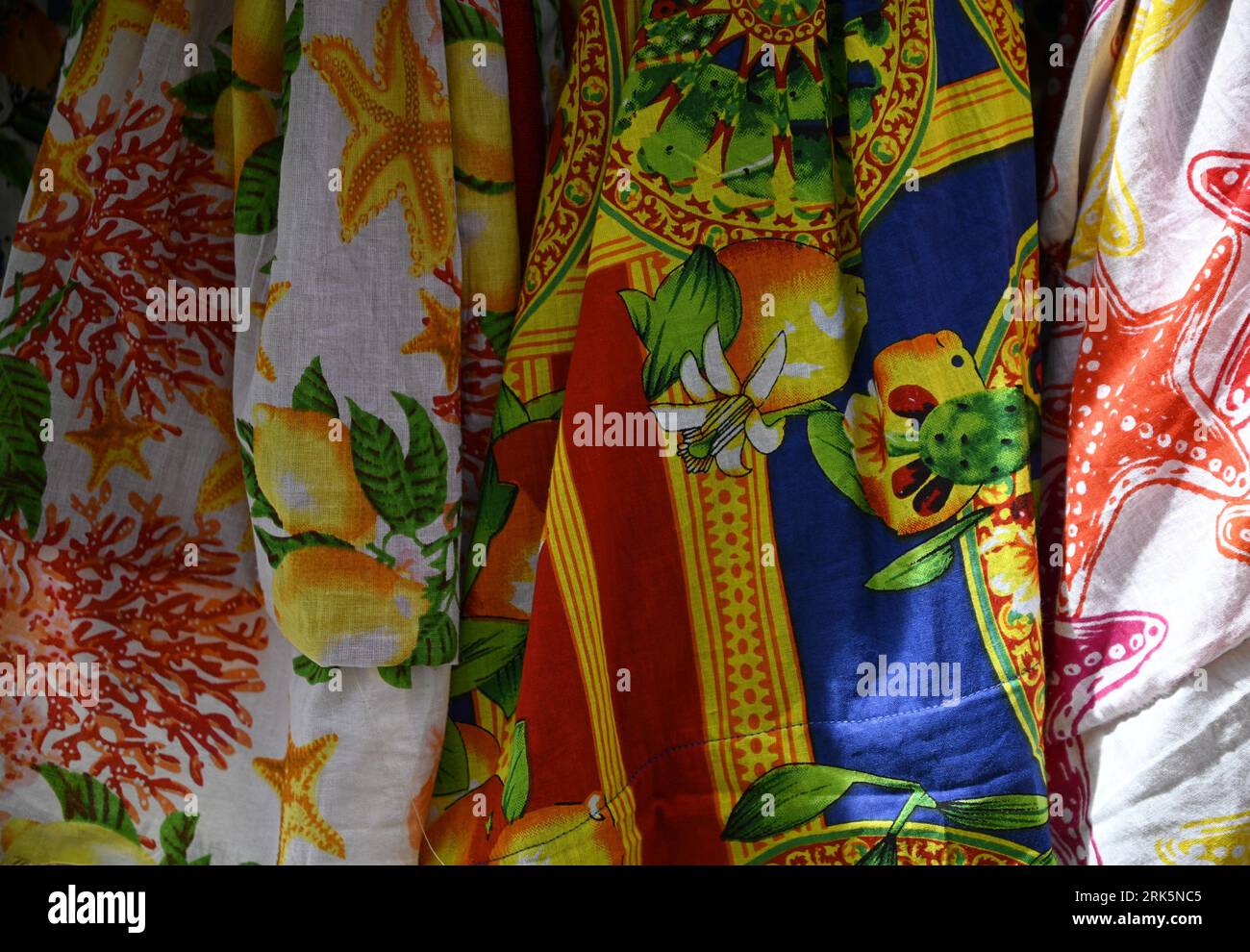 Tessuti tradizionali siciliani colorati in mostra a Cefalù Sicilia, Italia. Foto Stock