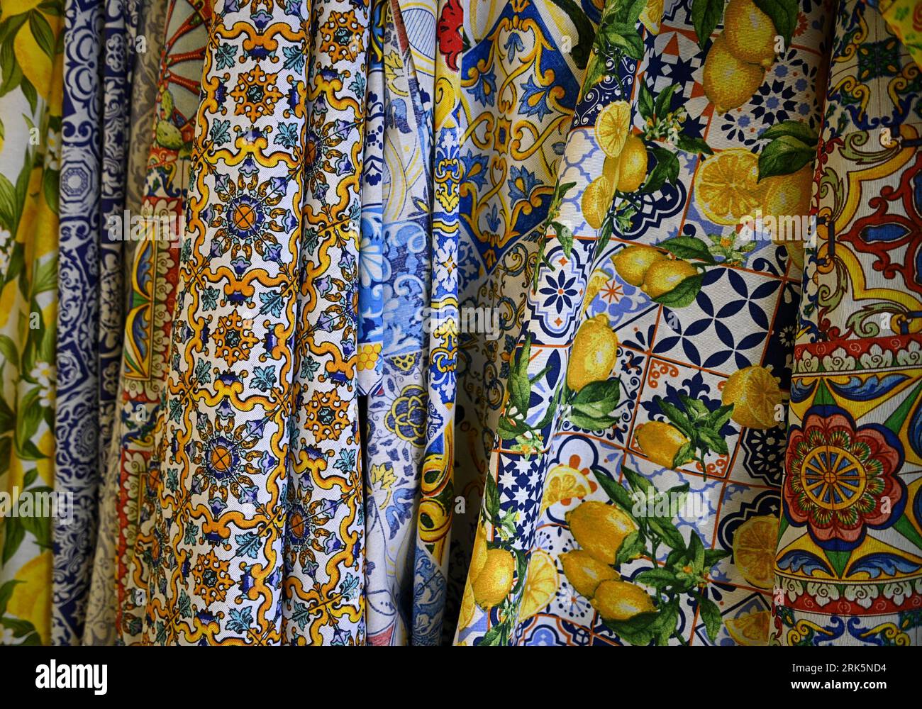 Tessuti tradizionali siciliani colorati in mostra a Cefalù Sicilia, Italia. Foto Stock