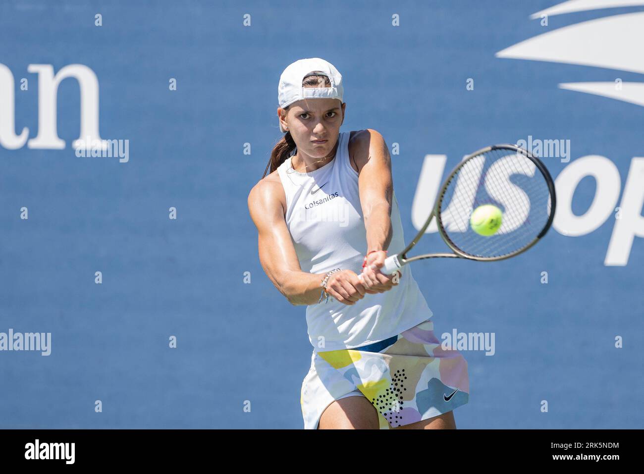 New York, New York, USA. 23 agosto 2023. Emiliana Arango, colombiana, torna alla palla durante la partita del primo turno contro Ipek Oz di Turkiye, qualificandosi per gli US Open Championship al Billy Jean King Tennis Center di New York. Arango ha vinto in tre set. (Immagine di credito: © Lev Radin/Pacific Press via ZUMA Press Wire) SOLO USO EDITORIALE! Non per USO commerciale! Foto Stock