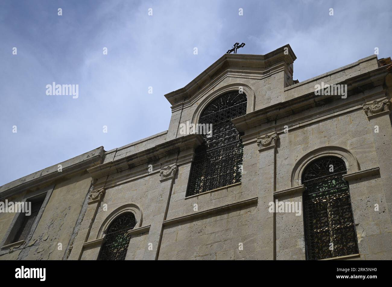 Antica facciata della chiesa di Cefalù in Sicilia, Italia. Foto Stock
