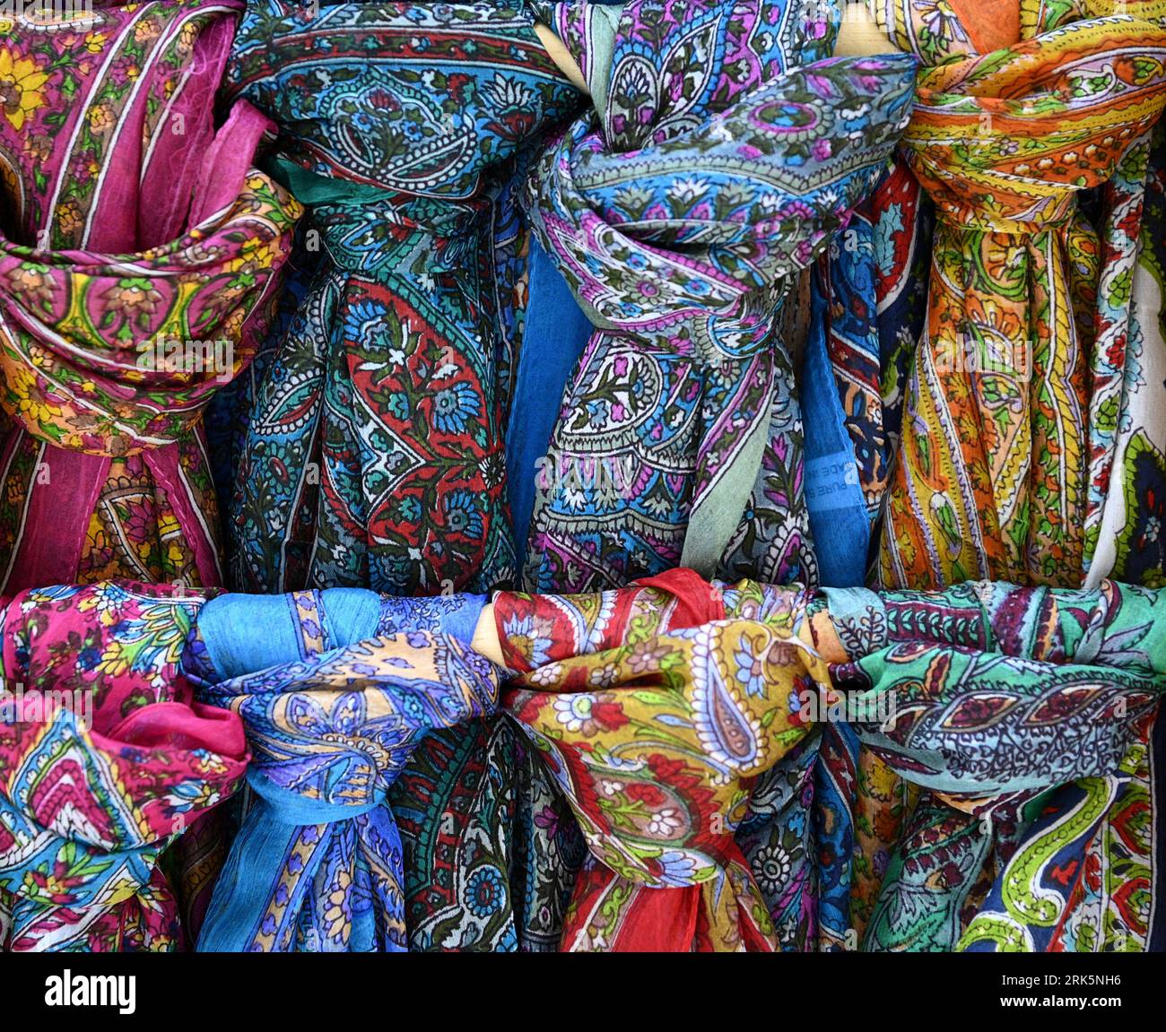 Colorate sciarpe di seta siciliane in mostra a Cefalù Sicilia, Italia. Foto Stock