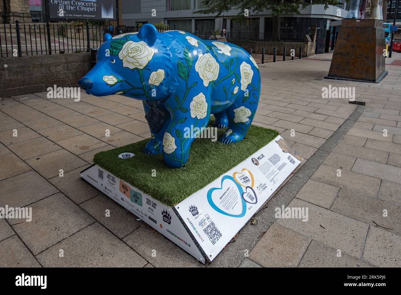 Sentiero per orsi adatto alle famiglie a Leeds, con molti orsi colorati intorno al centro di Leeds, agosto 2023. Foto Stock