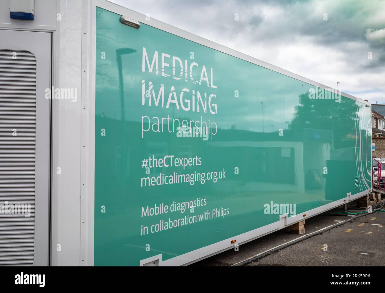 Un'unità di scansione RM mobile di proprietà privata presso l'ospedale NHS di Shoreham, West Sussex, Regno Unito. Foto Stock