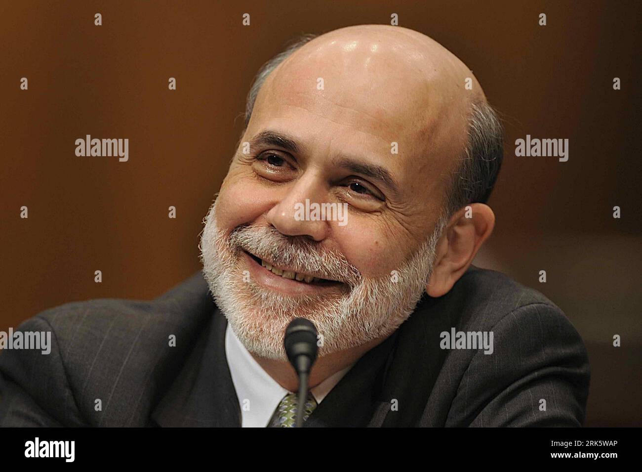 Bildnummer: 53762275 Datum: 13.12.2009 Copyright: imago/Xinhua (100128) -- NEW YORK, 28 gennaio 2010 (Xinhua) -- in questa foto scattata il 3 dicembre 2009, il presidente della Federal Reserve statunitense Ben Bernanke sorride mentre testimonia all'udienza del comitato bancario del Senato sulla sua nomina a presidente della Fed, a Capitol Hill a Washington D.C., capitale degli Stati Uniti. Il presidente della Federal Reserve statunitense Ben Bernanke ha ottenuto la conferma per il secondo mandato nella votazione procedurale del Senato il 28 gennaio 2010. (Xinhua/Zhang Yan) (zw) (1)U.S.-BEN BERNANKE-SECOND TERM-CONFIRMATION PUBLICATIONxNOTxINxCHN People Politik Kbd Foto Stock