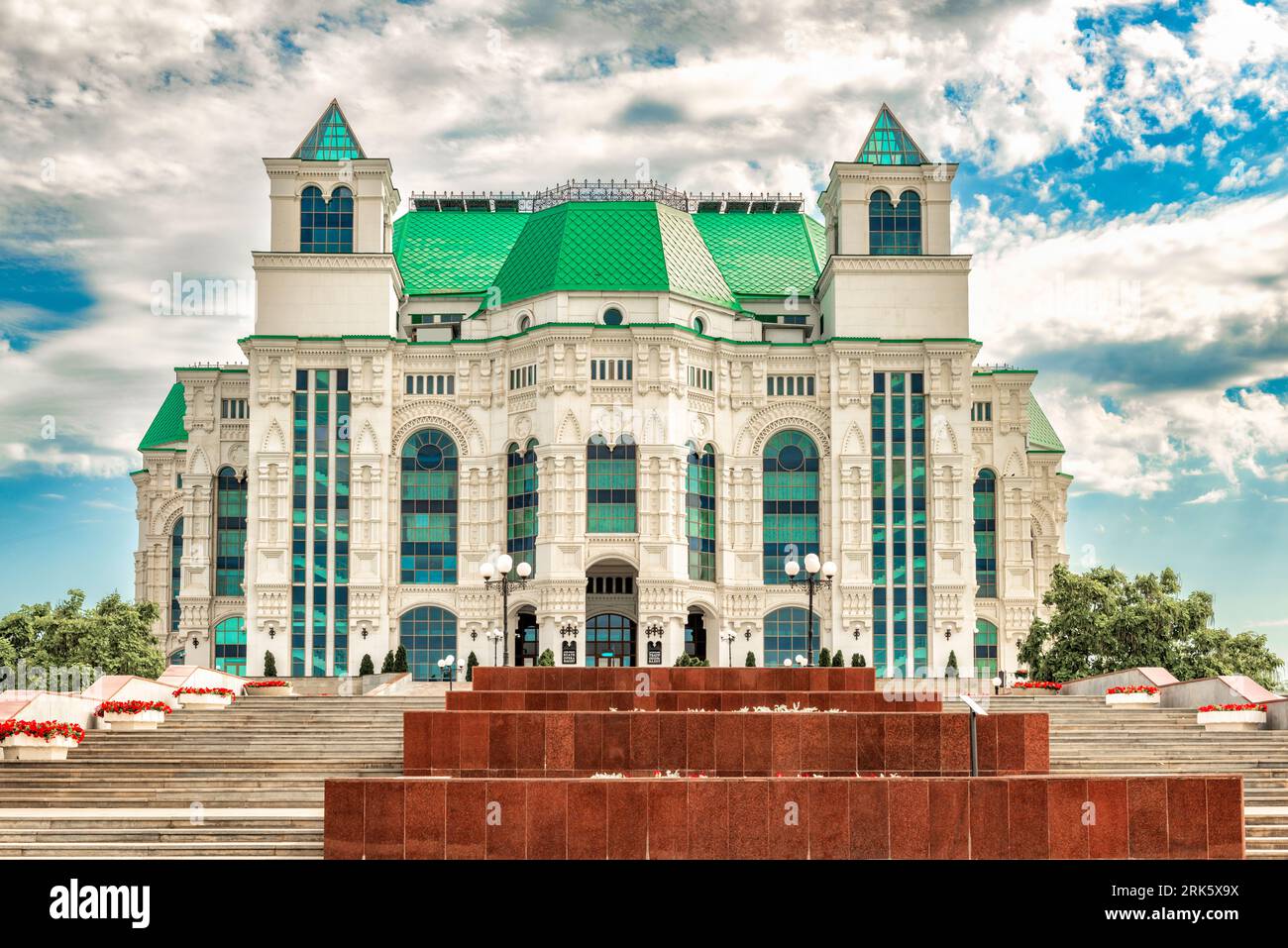 Facciata del Teatro dell'Opera e del Balletto nella città di Astrakhan Foto Stock