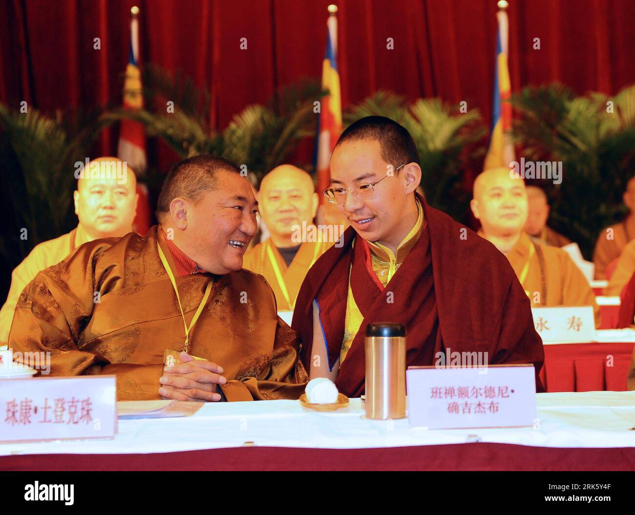 Bildnummer: 53767882 Datum: 01.02.2010 Copyright: imago/Xinhua (100201) -- PECHINO, 1 febbraio 2010 (Xinhua) -- l'undicesimo Panchen Lama Bainqen Erdini Qoigyijabu (fronte R) partecipa all'VIII Congresso Nazionale dell'Associazione buddista Cinese a Pechino, capitale della Cina, il 1 febbraio 2010. (Xinhua/li Tao) (nxl) (1)CHINA-BEIJING-BUDDHISM-NATIONAL CONGRESS (CN) PUBLICATIONxNOTxINxCHN People Religion Buddhismus kbdig xmk 2010 quer premiumd Bildnummer 53767882 Data 01 02 2010 Copyright Imago XINHUA 100201 Pechino Feb 1 2010 XINHUA l'undicesimo Panchen Lama Bainqen Erdini Qoigyijabu il fronte r partecipa all'8t Foto Stock