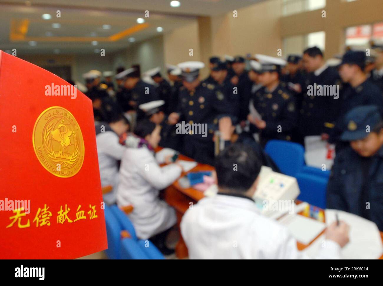 Bildnummer: 53772276 Datum: 02.02.2010 Copyright: imago/Xinhua (100203) -- SHANGYU, 3 febbraio 2010 (Xinhua) -- ufficiali e soldati dell'Esercito Popolare di Liberazione (PLA) di stanza a Shangyu partecipano ad una donazione volontaria collettiva di sangue, mentre circa 1.000 ufficiali e soldati del PLA vengono in aiuto attivo per soddisfare la richiesta urgente dell'ospedale del popolo della città di Shangyu di aiuto in emergenza a causa della carenza nella banca del sangue, a Shangyu, nella provincia orientale dello Zhejiang della Cina, 2 febbraio 2010. (Xinhua/Han Jian) (px) CHINA-ZHEJIANG-PLA SOLDIERS-VOLUNTARY-BLOOD DONATION(CN) PUBLICATIONxNOTxIN Foto Stock