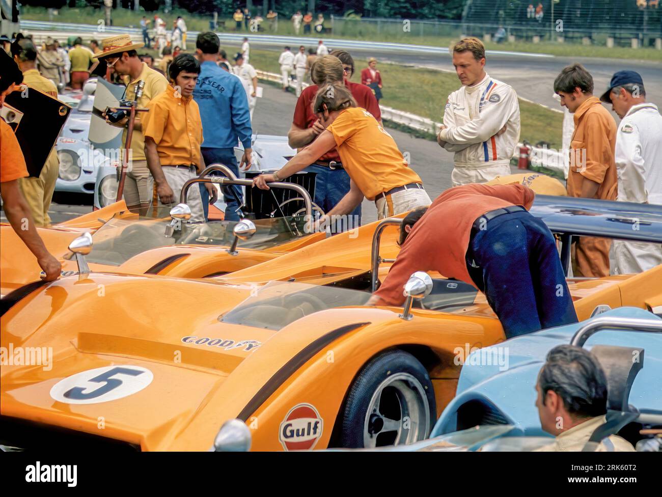 Dan Gurney partì 2°, finì 9° con la sua auto e la McLaren M8D di Denny Hulme in primo piano al Watkins Glen CAN-Am 1970 Foto Stock