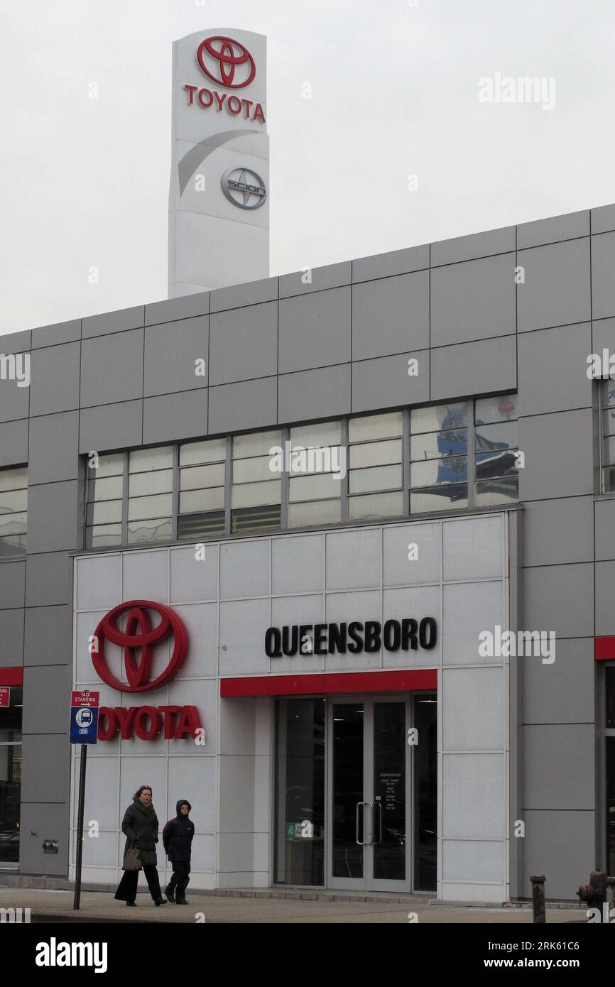 Bildnummer: 53778750 Datum: 05.02.2010 Copyright: imago/Xinhua Walk Beyond a car dealer of Toyota Motor Corp. A New York, Stati Uniti, il 5 febbraio 2010. La casa automobilistica giapponese Toyota ha deciso un richiamo obbligatorio di 270.000 unità della sua terza generazione Prius Hybrid car, che alcuni consumatori hanno riferito di avere un problema ai freni, i media locali hanno riferito venerdì. Toyota, che da molti anni gode di una reputazione di sicurezza, è probabile che si verifichi un'enorme riduzione delle vendite, poiché i media di tutto il mondo mettono in dubbio l'affidabilità delle vetture. Gli analisti hanno detto che la casa automobilistica potrebbe non recuperare mai la sua reputazione. (X Foto Stock