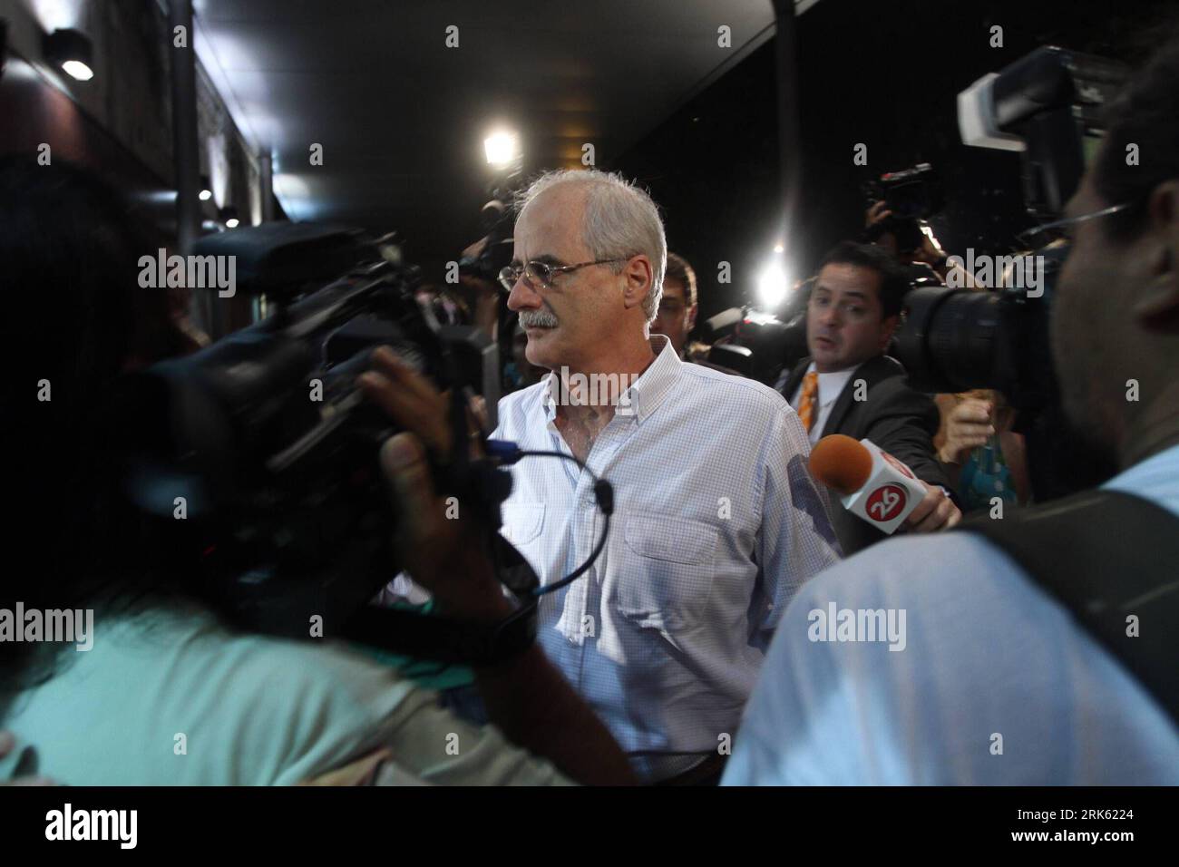 Bildnummer: 53782678 Datum: 07.02.2010 Copyright: imago/Xinhua (100208) -- BUENOS AIRES, 8 febbraio 2010 (Xinhua) -- il ministro degli Esteri argentino Jorge Taiana (C) è intervistato dai giornalisti dell'ospedale (Xinhua/Martin Zabala) (yc) (1)ARGENTINA-KIRCHNER-SURGERY PUBLICATIONxNOTxINxCHN People Politik premiumd kbdig xkg 2010 quer Bildnummer 53782678 Data 07 02 2010 Copyright Imago XINHUA Buenos Aires Feb 8 2010 XINHUA Argentine Ministri degli Esteri Jorge Taiana C È intervistato dai giornalisti dell'ospedale XINHUA Martin ZABHUA Buenos Aires PUBLINCHINCHN Celebrities Foto Stock