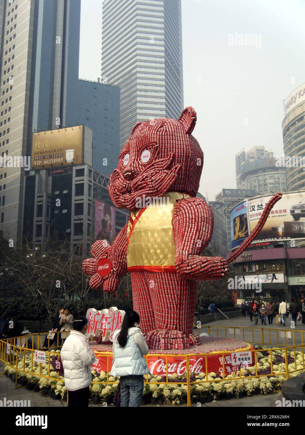 Bildnummer: 53787090 Datum: 09.02.2010 Copyright: imago/Xinhua (100210) -- CHONGQING, 10 febbraio 2010 (Xinhua) -- la foto scattata il 9 febbraio 2010 mostra un'opera d'arte a forma di tigre fatta di lattine di bevande usate, una decorazione per il prossimo Capodanno lunare della Tigre, presso il centro direzionale di Jiefangbei nel comune di Chongqing della Cina sud-occidentale. (Xinhua/Meng Zhaoyao) (wx) (1)ANNO CINESE DELLE DECORAZIONI E CELEBRAZIONI DELLE TIGRI (CN) PUBLICATIONxNOTxINxCHN kbdig xsk 2010 hoch o0 Neujahr, Jahr des Tigers Bildnummer 53787090 Date 09 02 2010 Copyright Imago XINHUA Chongqing Feb 10 2010 XINHUA The Photo T. Foto Stock