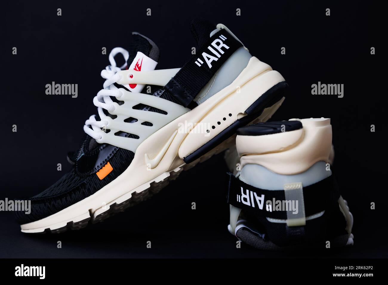 Un paio di scarpe Nike Air in bianco e nero su sfondo nero Foto stock Alamy
