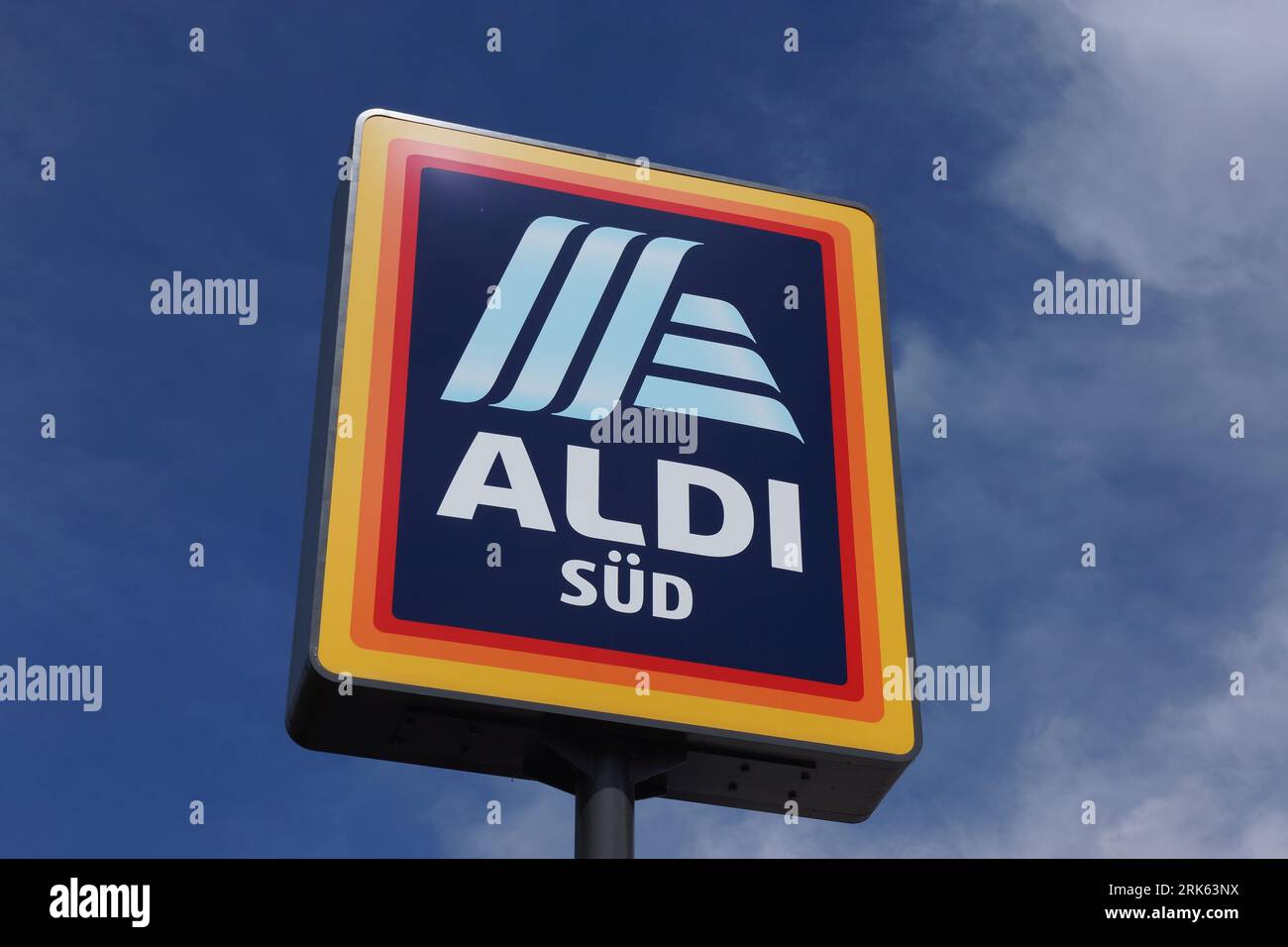 Il logo Aldi Sued davanti a un supermercato contro un cielo bianco e blu a Francoforte, in Germania Foto Stock