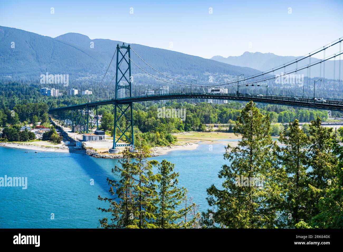 Vista del Lions Gate Bridge (1938), un ponte sospeso che collega la North Shore, visto da Prospect Point a Stanley Park, Vancouver, British Columbia, Canada. Foto Stock