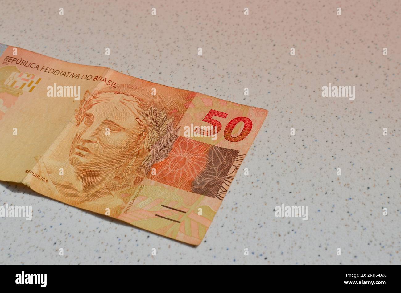 Dettaglio della banconota da 50 reais del Brasile, evidenziata in valuta brasiliana, perfetta per i concetti finanziari. Casa da Moeda do Brasil, in rappresentanza del Foto Stock