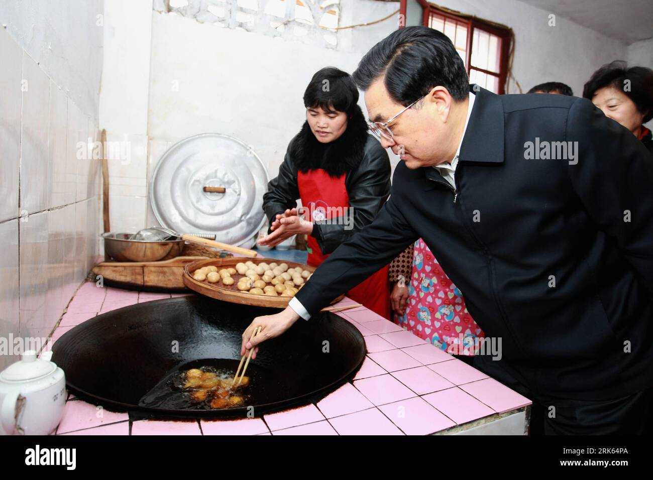 Bildnummer: 53795018 Datum: 13.02.2010 Copyright: imago/Xinhua (100213) -- LONGYAN, 13 febbraio 2010 (Xinhua) -- il presidente cinese Hu Jintao (fronte) prepara cibo locale speciale per capodanno con i membri della famiglia di Zhang Tangmei al villaggio di Wulong nella città di Gutian della contea di Shanghang sotto Longyan City, provincia del Fujian della Cina sud-orientale, 13 febbraio 2010. Il presidente Hu ha fatto un giro d'ispezione nel Fujian il 12 e 13 febbraio. (Xinhua/Ju Peng) CHINA-FUJIAN PROVINCE-HU JINTAO-INSPECTION (CN) PUBLICATIONxNOTxINxCHN People Politik vdig xdp 2010 quer o0 kochen Zubereitung frittieren Bildnummer 53795018 Date 13 02 2010 Foto Stock