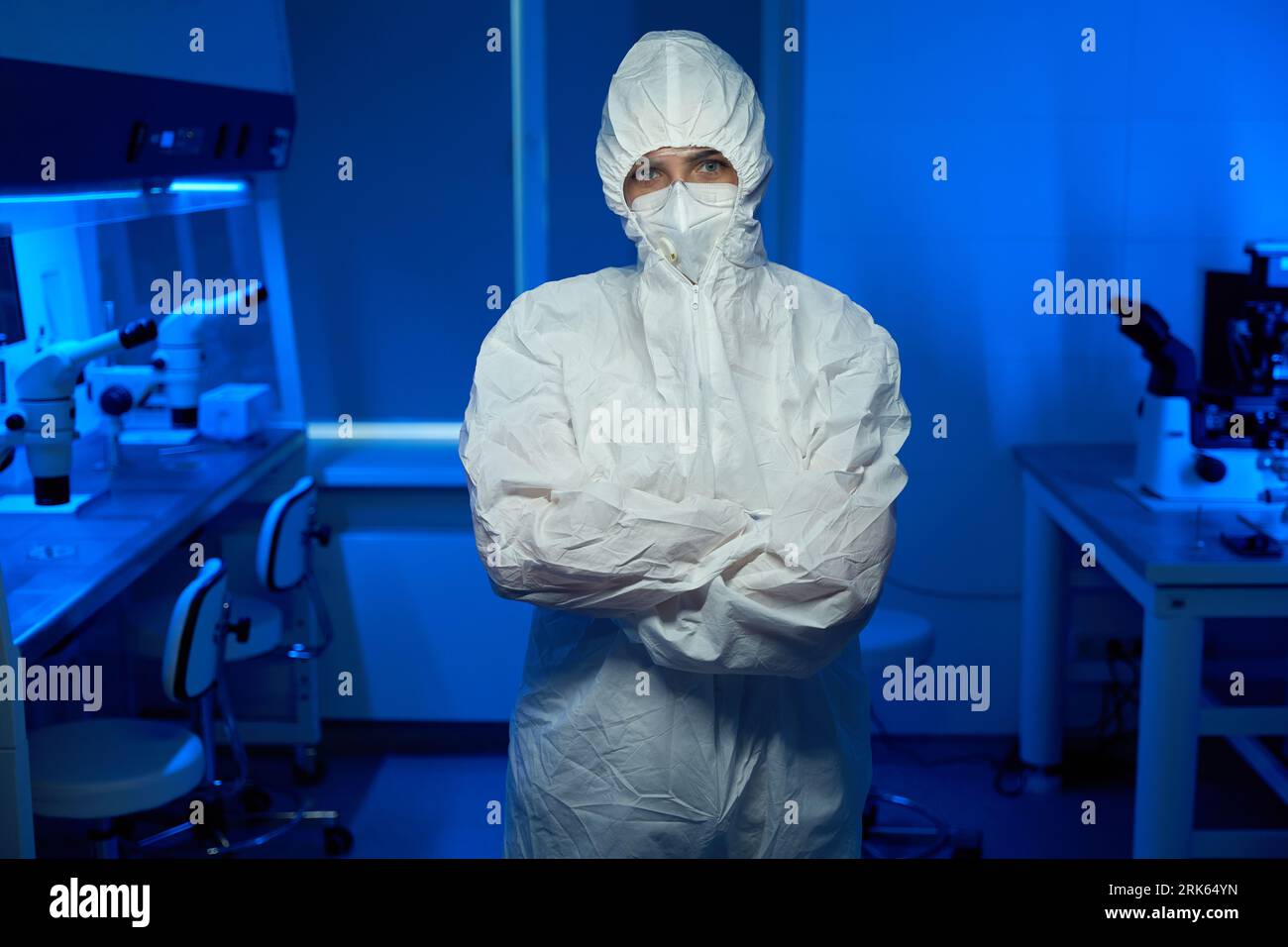Un uomo in uniforme sterile e' in laboratorio Foto Stock