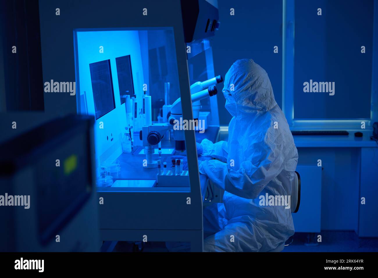 L'operatore di laboratorio in uniforme sterile utilizza un set di micromanipolatori Foto Stock