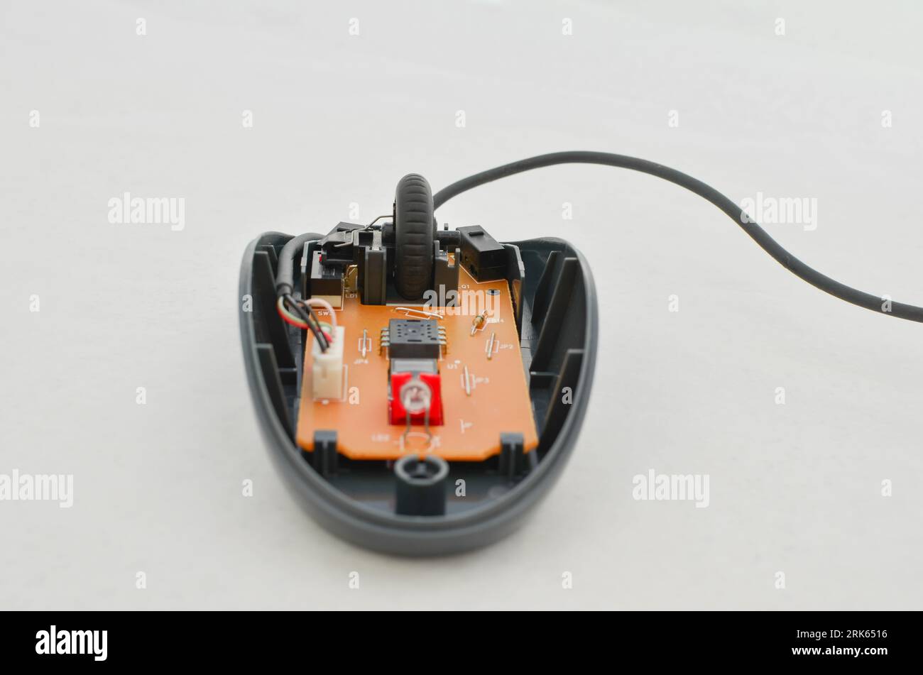 Mouse per computer aperto con circuito elettronico esposto per la manutenzione, simbolo della tecnologia e dell'informatica moderna. Perfetto per concetti tecnologici, cifra Foto Stock