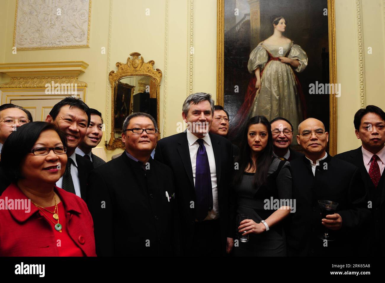 Bildnummer: 53798614 Datum: 15.02.2010 Copyright: imago/Xinhua (100215) -- LONDRA, 15 febbraio 2010 (Xinhua) -- il primo ministro britannico Gordon Brown (C) e alcuni ospiti cinesi hanno foto di gruppo scattate durante un ricevimento al No. 10 Downing Street, la residenza del primo ministro, a Londra, capitale del Regno Unito, 15 febbraio 2010. Brown ha ospitato un ricevimento per i cinesi d'oltremare in Gran Bretagna lunedì per celebrare il capodanno lunare cinese che cade il 14 febbraio di quest'anno. (Xinhua/Zeng Yi) (gxr) (1)GRAN BRETAGNA-CINA-BROWN-NO. 10-LUNAR CINESE CELEBRAZIONE DEL NUOVO ANNO PUBLICATIONxNOTxINxCHN People Politik k k Foto Stock