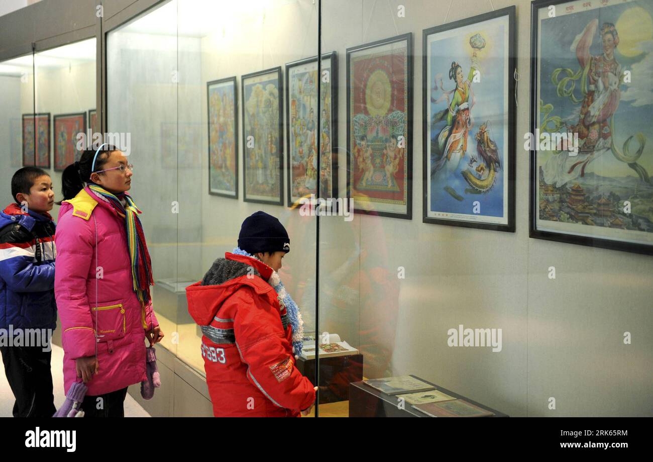 Bildnummer: 53800249 Datum: 16.02.2010 Copyright: imago/Xinhua (100217) -- LIANYUNGANG, 17 febbraio 2010 (Xinhua) -- i bambini guardano le foto del nuovo anno al Lianyungang Museum di Lianyungang City, provincia di Jiangsu della Cina orientale, 16 febbraio 2010. Molti cinesi visitano musei e gallerie d'arte per godersi la festa spirituale durante le vacanze del Festival di Primavera. (Xinhua/Geng Yuhe) (zgp) (3)CHINA-CHINESE LUNAR New YEAR-EXHIBITION (CN) PUBLICATIONxNOTxINxCHN kbdig xkg 2010 quer o00 Ausstellung Bildnummer 53800249 Date 16 02 2010 Copyright Imago XINHUA 100217 Lianyungang Feb 17 2010 XINHUA Children View New Ye Foto Stock