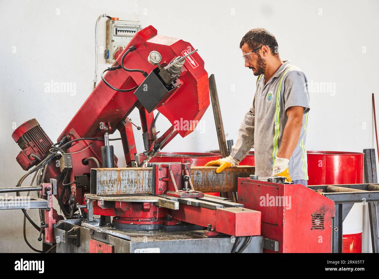 lavoratore in officina/fabbrica. uomo che lavora sul metallo. lavorazione dei metalli. saldatura del ferro e utilizzo di apparecchiature industriali Foto Stock