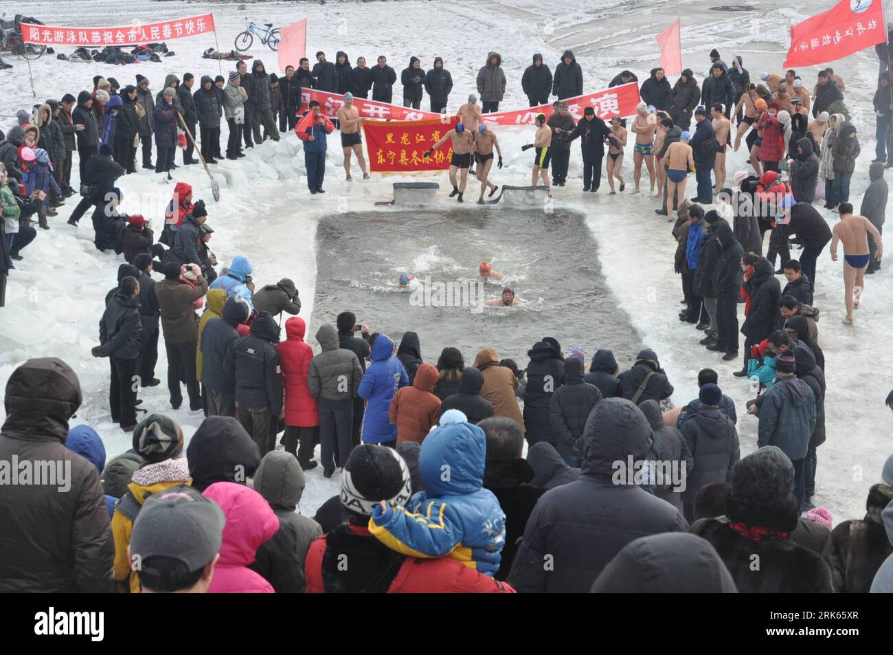 Bildnummer: 53802399 Datum: 17.02.2010 Copyright: imago/Xinhua (100217) -- MUDANJIANG, 17 febbraio 2010 (Xinhua) -- nuotatori nuotano in acque ghiacciate nella città di Mudanjiang, provincia di Heilongjiang, 17 febbraio 2010. Oltre 300 nuotatori hanno partecipato all'annuale nuoto invernale del Mudanjiang River Wednesday. (Xinhua/Chen Zhanhui) (zgp) (4)CHINA-MUDANJIANG-WINTER SWIMMING (CN) PUBLICATIONxNOTxINxCHN Eisbaden Eisschwimmen Schwimmen Eis Winter Jahreszeit Kbdig xdp 2010 quer premiumd Bildnummer 53802399 Data 17 02 2010 Copyright Imago XINHUA 100217 Mudanjiang Feb 17 2010 Foto Stock
