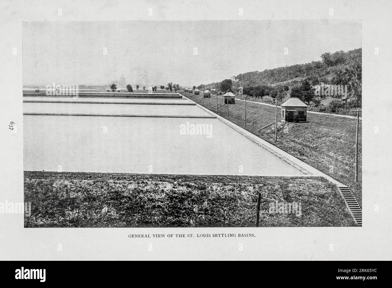 Vista generale del St Louis, sedimentazione bacini dall'articolo FILTRAZIONE DELLE FORNITURE IDRICHE MUNICIPALI. Di Rudolph Hering. Dalla rivista Engineering Magazine DEDICATA AL PROGRESSO INDUSTRIALE volume XI ottobre 1896 NEW YORK The Engineering Magazine Co Foto Stock