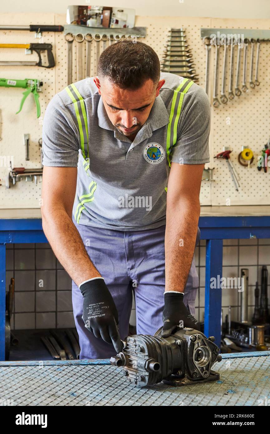 lavoratore in officina/fabbrica. uomo che lavora sul metallo. lavorazione dei metalli. saldatura del ferro e utilizzo di apparecchiature industriali Foto Stock