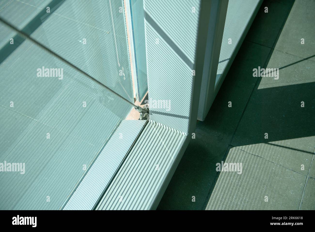 architettura, dettaglio di costruzione di un edificio con tiranti in corda d'acciaio per controventare e vetro serigrafato per ridurre i raggi solari. bui moderno Foto Stock
