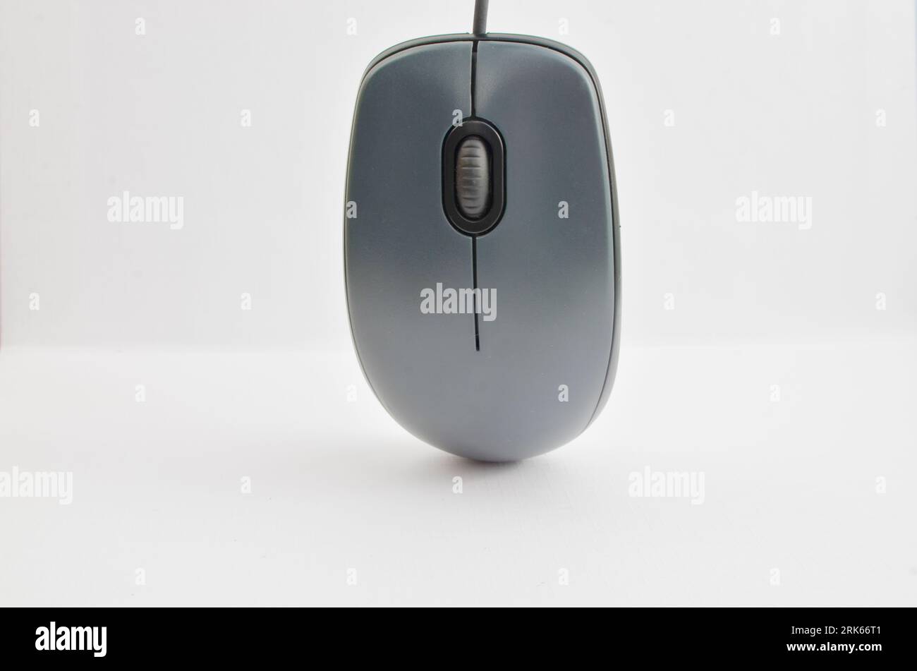 Primo piano di un mouse per computer dal design moderno, simbolo della tecnologia e del computing moderno. Perfetto per concetti tecnologici, simbolo dell'era digitale e. Foto Stock
