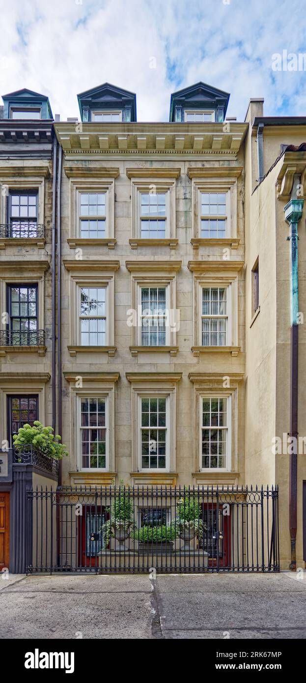 UES Historic District: 128 East 74th Street, progettato da John G. Prague, era originariamente un progetto italiano Brownstone, da allora modificato. Foto Stock