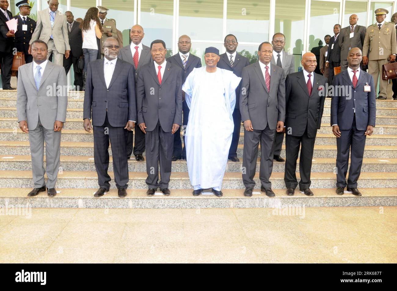 Bildnummer: 53810404 Datum: 20.02.2010 Copyright: imago/Xinhua (100222) -- BAMAKO, 22 febbraio 2010 (Xinhua) -- partecipanti alla quattordicesima conferenza per i capi di stato e di governo dell'Unione economica e monetaria degli Stati dell'Africa occidentale (UEMOA) posare per una foto di gruppo a Bamako, Mali, il 20 febbraio 2010. Il vertice UEMOA si è tenuto qui sabato. (Xinhua/Victor) (lyx) (1)MALI-BAMAKO-UEMOA SUMMIT PUBLICATIONxNOTxINxCHN People Politik kbdig xmk 2010 quer premiumd Bildnummer 53810404 Data 20 02 2010 Copyright Imago XINHUA Bamako 22 febbraio 2010 XINHUA partecipanti alla XIV Conferenza Foto Stock