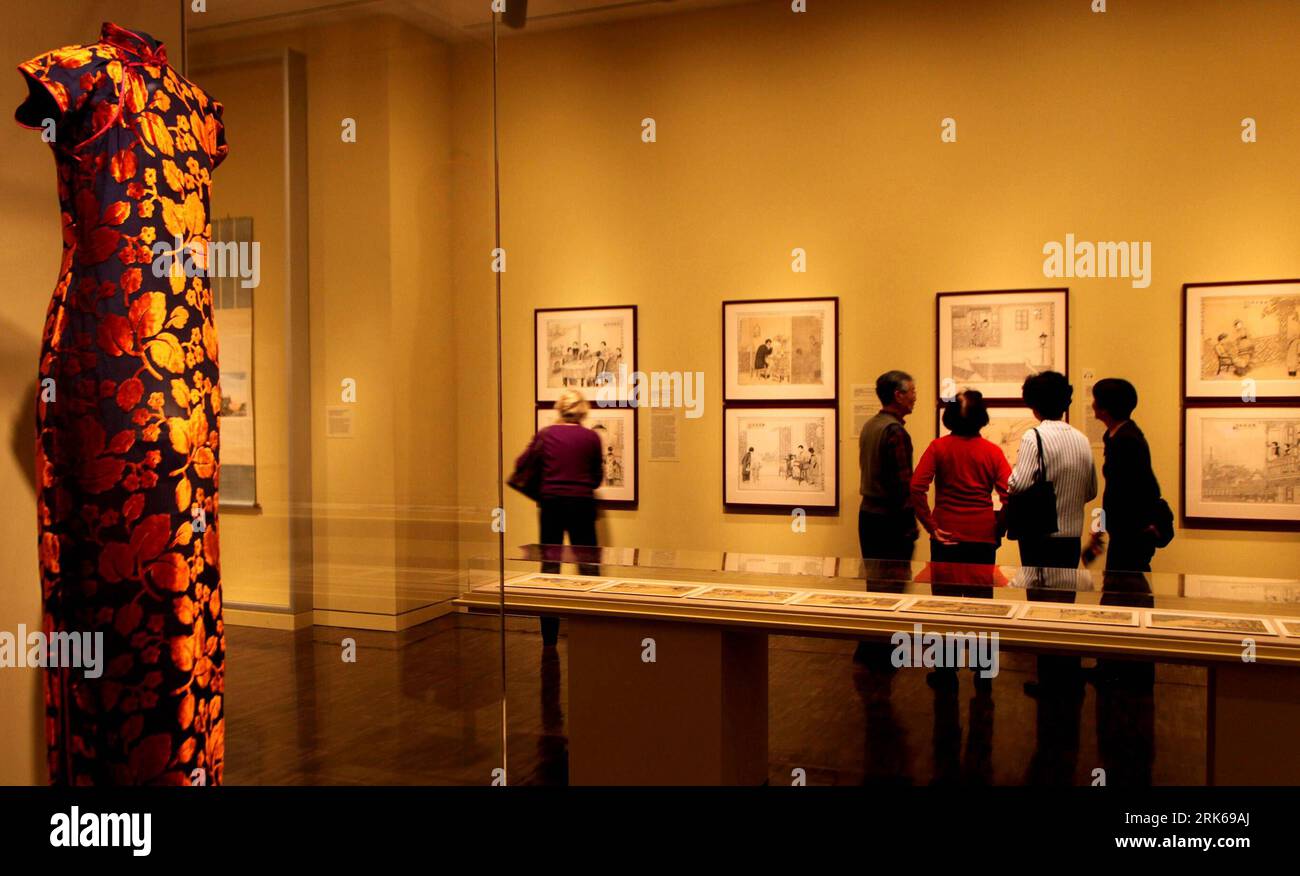 Bildnummer: 53815168 Datum: 23.02.2010 Copyright: imago/Xinhua (100224) -- SAN FRANCISCO, 24 febbraio 2010 (Xinhua) -- visita la mostra d'arte di Shanghai a San Francisco, Stati Uniti, 23 febbraio 2010. La mostra è stata inaugurata dal 12 febbraio al 5 settembre ed ha esposto oltre 130 opere d'arte che riflettono lo sviluppo di Shanghai dal 1842. (Xinhua/Wu Kaixiang) (gj) (2)U.S.-SAN FRANCISCO-ART EXHIBITION-SHANGHAI PUBLICATIONxNOTxINxCHN Ausstellung Kunstausstellung kbdig xdp 2010 quer Bildnummer 53815168 Data 23 02 2010 Copyright Imago XINHUA San Francisco 24 febbraio 2010 XINHUA visita il Shanghai AR Foto Stock