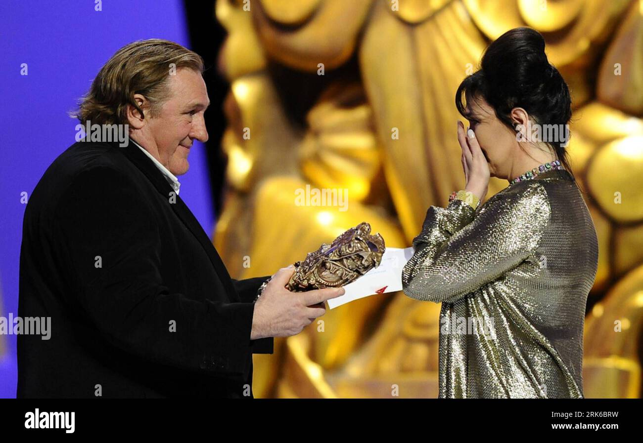 L'attrice francese Isabelle Adjani (R) riceve dall'attore francese Gerard Depardieu il premio come migliore attrice per la sua interpretazione nel film Skirt Day durante la 35a cerimonia dei Cesar Awards a Parigi il 27 febbraio 2010. (Xinhua/Laurent Zabulon) (nxl) (7)FRANCE-PARIS-CINEMA-CESAR-AWARDS PUBLICATIONxNOTxINxCHN l'attrice francese Isabelle Adjani r riceve dall'attore francese Gerard Depardieu il premio come migliore attrice per la sua performance nel Film Skirt Day durante la 35a cerimonia di premiazione Cesar A Parigi febbraio 27 2010 XINHUA Laurent Zabulon nxl 7 France Cinema TXUXINTIXXINTIXINTIN Foto Stock