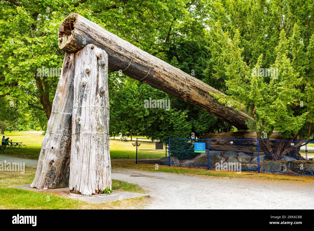 Lumberman's Arch è un monumento unico nello Stanley Park di Vancouver. E' un punto di riferimento e luogo d'incontro sull'ex sito di un villaggio delle prime Nazioni. Foto Stock