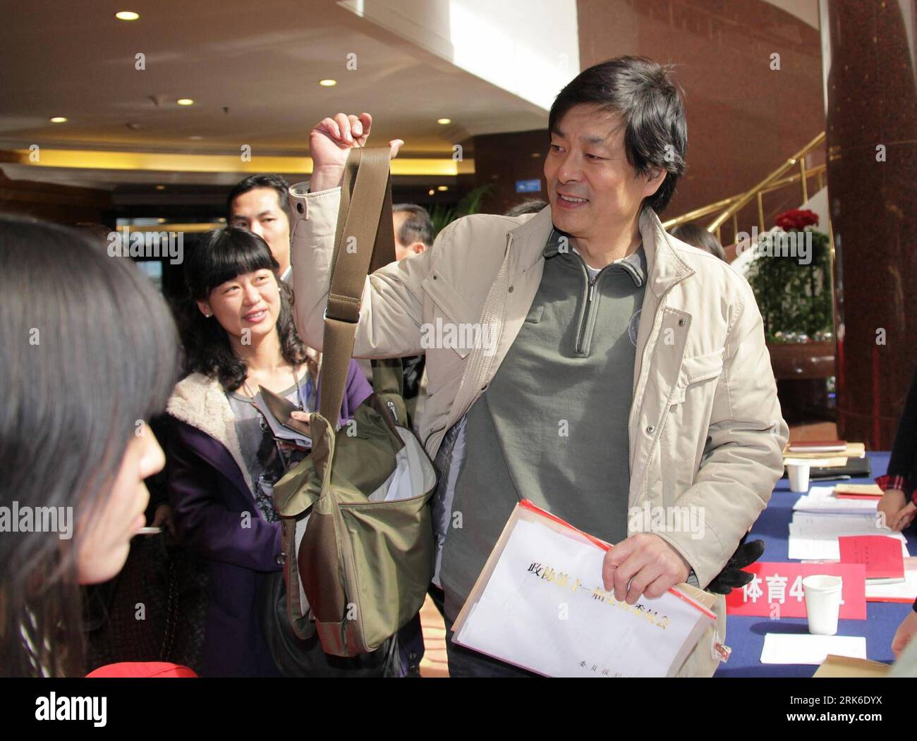 Bildnummer: 53831730 Datum: 02.03.2010 Copyright: imago/Xinhua (100302) -- PECHINO, 2 marzo 2010 (Xinhua) -- PU Cunxin (R), membro dell'undicesimo Comitato Nazionale della Conferenza consultiva politica del popolo cinese (CPPCC) e anche famoso attore in Cina, registra il suo arrivo per la sessione annuale del Comitato Nazionale del CPPCC al Beijing International Hotel di Pechino, Cina, 2 marzo 2010. PU è andato a registrare il suo arrivo in bicicletta martedì. La terza sessione dell'undicesimo comitato nazionale del CPPCC è prevista per il 3 marzo. (Xinhua/Xing Guangli) (yc) (2)CHINA-BEIJING-CPPCC ME Foto Stock