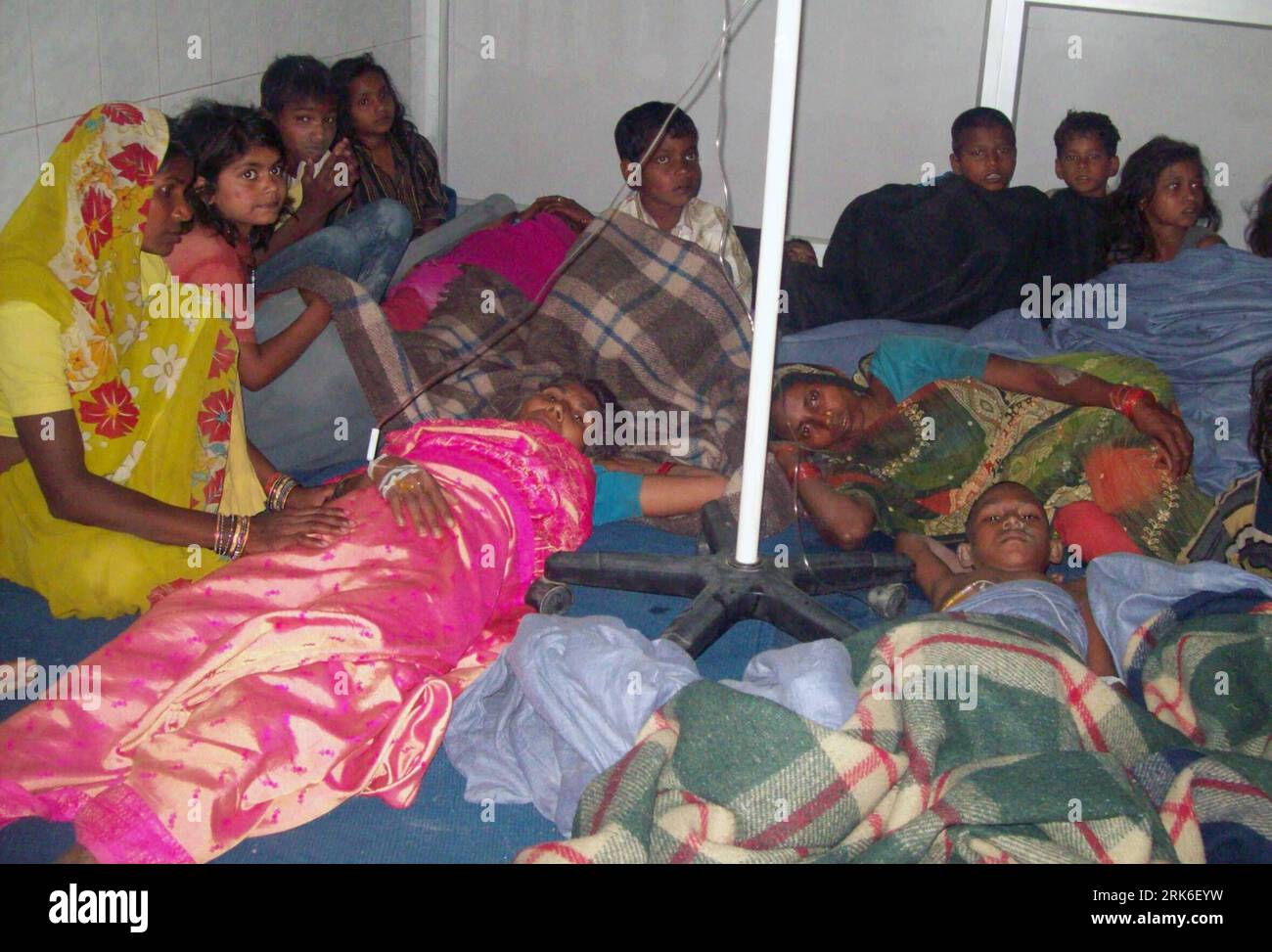 Bildnummer: 53836027 Datum: 04.03.2010 Copyright: imago/Xinhua (100304) -- ALLAHABAD, 4 marzo 2010 (Xinhua) -- i feriti vengono curati in un ospedale dopo lo scoppio di una fuga in un tempio a Kunda, circa 180 chilometri a sud-est di Lucknow, capitale dello stato indiano settentrionale dell'Uttar Pradesh, il 4 marzo 2010. Almeno 63 persone, tra cui donne e bambini, sono state uccise e altre 25 ferite in una fuga in un tempio dove migliaia di devoti si sono riuniti per un rituale religioso. (Xinhua/Stringer) (2)INDIA-UTTAR PRADESH-STAMPEDE PUBLICATIONxNOTxINxCHN Indien Tempel kbdig xub 2010 quer o0 Opfe Foto Stock