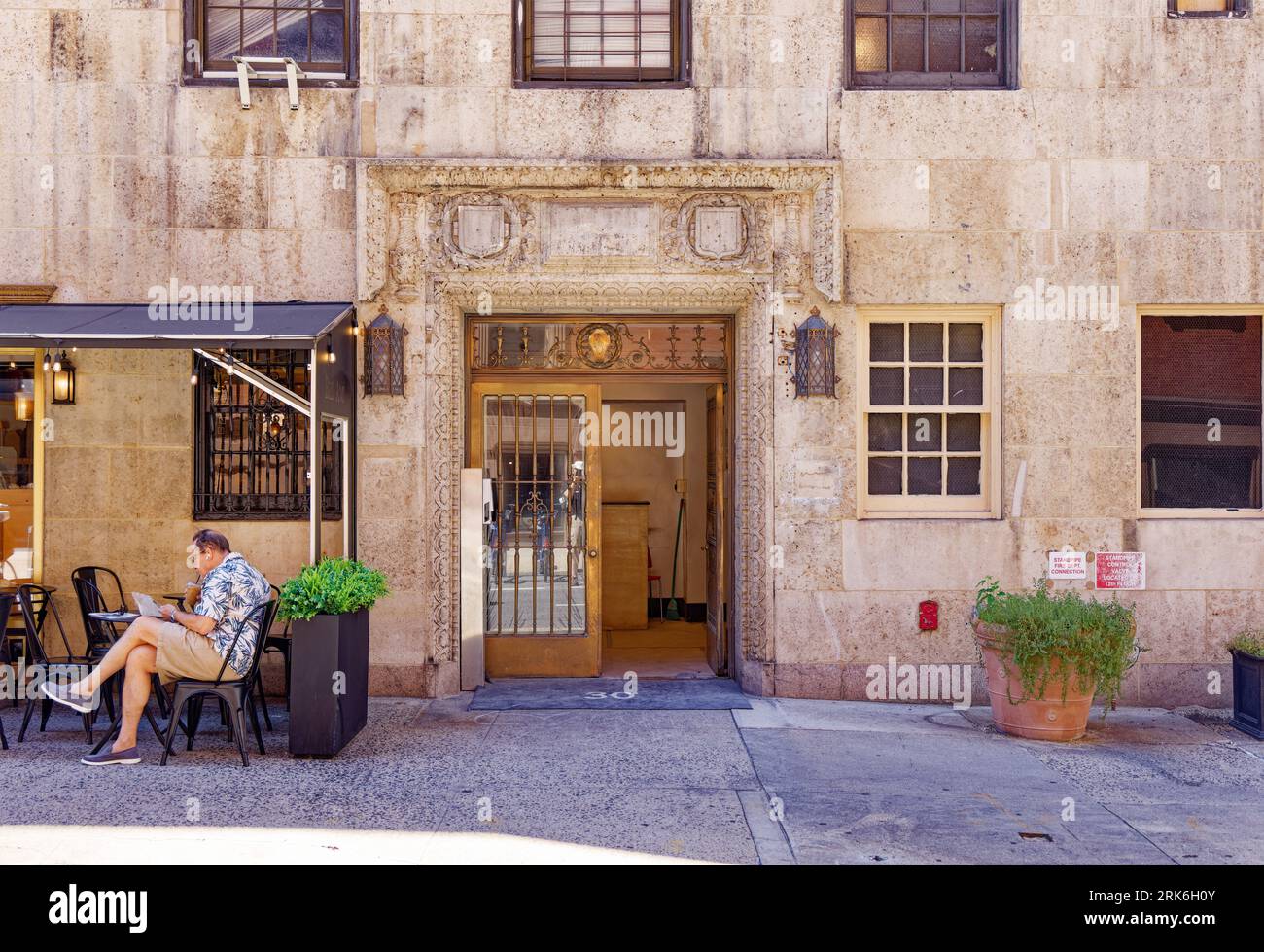 UES Historic District: Nonostante lo status di monumento storico e la presenza di Madison Avenue, il 30 East 68th Street ha un aspetto squallido. Foto Stock