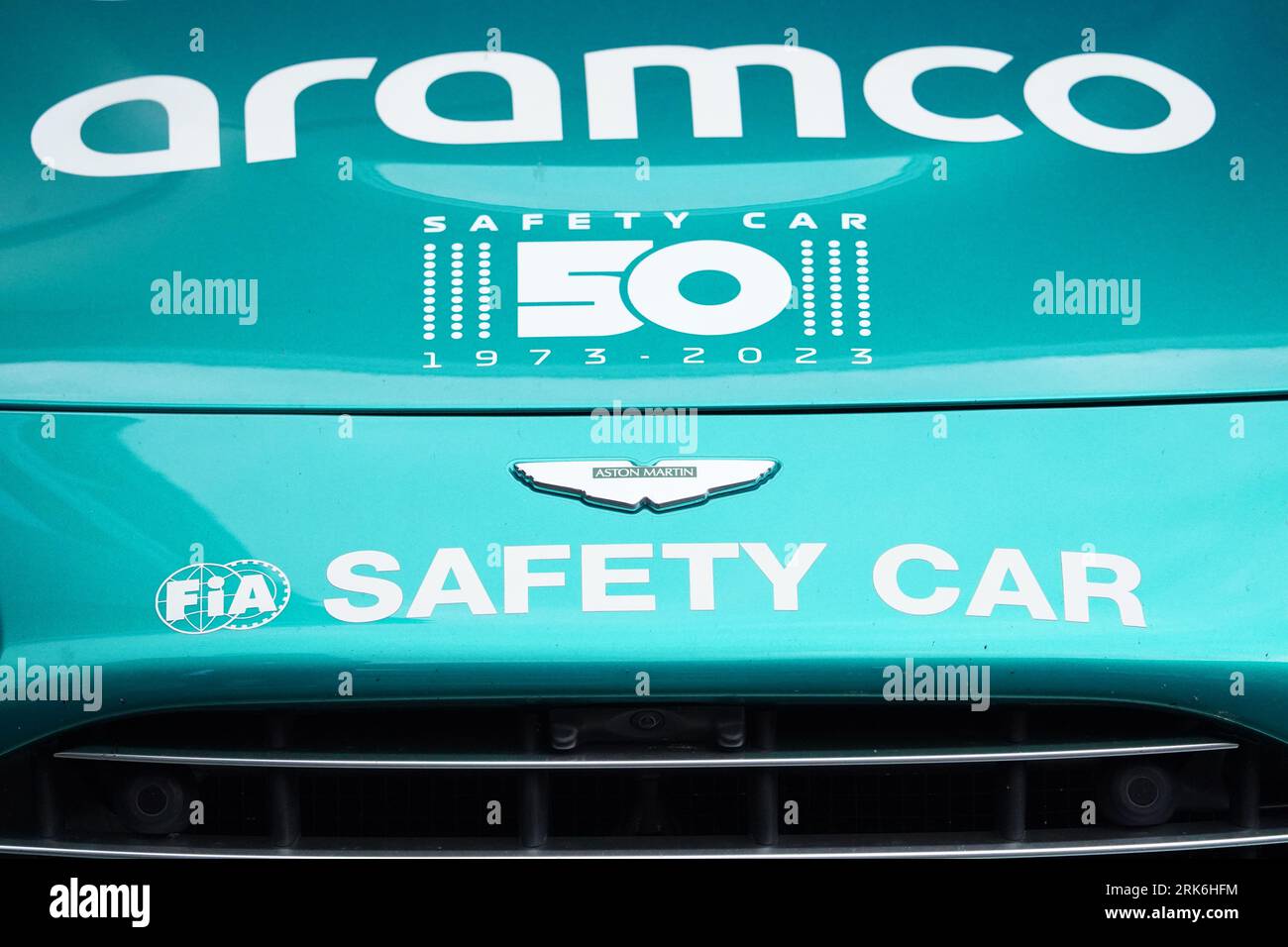 Vista generale della segnaletica sulla Aston Martin Vantage Safety Car durante una giornata di anteprima in vista del Gran Premio dei Paesi Bassi 2023 di domenica sul circuito Zandvoort CM.com a Zandvoort, Paesi Bassi. Data foto: Giovedì 24 agosto 2023. Foto Stock