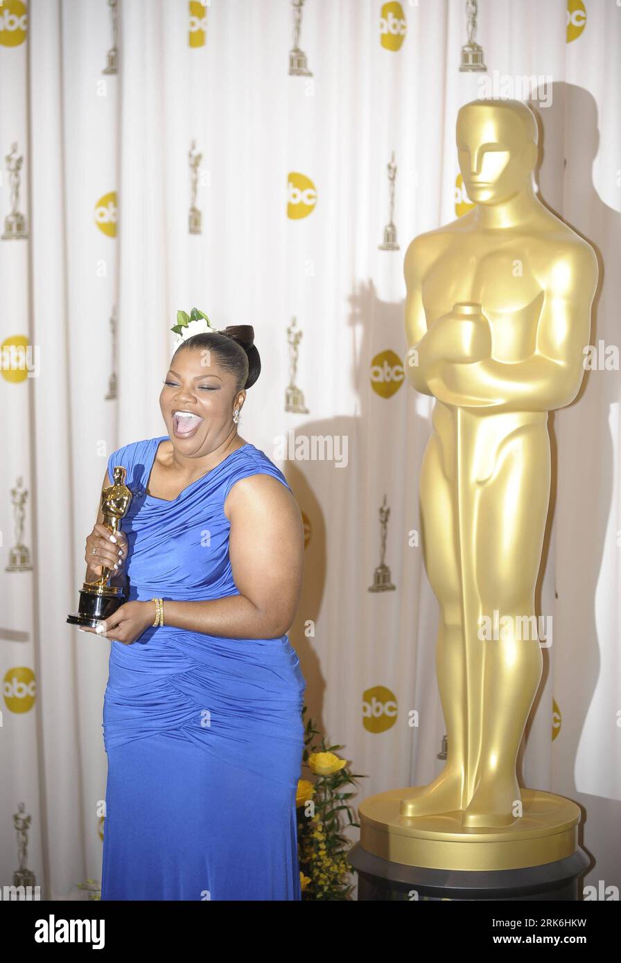 Bildnummer: 53842871 Datum: 07.03.2010 Copyright: imago/Xinhua (100308) -- HOLLYWOOD, 8 marzo 2010 (Xinhua) -- Mo Nique mostra il suo trofeo dopo aver vinto la migliore attrice in un ruolo secondario del 82° Academy Awards per Precious: basato sul romanzo Push di Sapphire al Kodak Theater di Hollywood, California, Stati Uniti, 7 marzo 2010. (Xinhua/Qi Heng) (zw) (39)US-HOLLYWOOD-OSCARS-TROPHY PUBLICATIONxNOTxINxCHN People Film 82. Premi annuali Oscar Oscar Oscar Oscar Preisträger Trophäe Objekte highlight kbdig xmk 2010 hoch o0 Freude Bildnummer 53842871 Data 07 03 2010 Copyright IMA Foto Stock