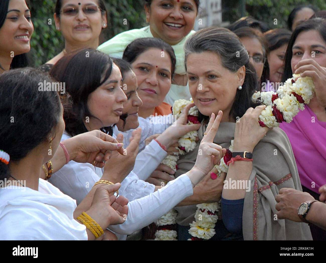 Bildnummer: 53848625 Datum: 10.03.2010 Copyright: imago/Xinhua (100310) -- NUOVA DELHI, 10 marzo 2010 (Xinhua) -- la presidente dell'Indian United Progressive Alliance (UPA) e presidente del Partito del Congresso Sonia Gandhi è felicitata per il suo ruolo nel passare il Women's Reservation Bill, nella sua residenza a nuova Delhi, capitale dell'India, il 10 marzo 2010. Il controverso e storico Women's Reservation Bill, che garantisce il 33% di riserva alle donne in Parlamento e organi legislativi statali, è stato approvato martedì nel Rajya Sabha, la camera alta del Parlamento indiano.(Xinhua/ParthaxSarkar) (gxr) (1)INDIA- Foto Stock