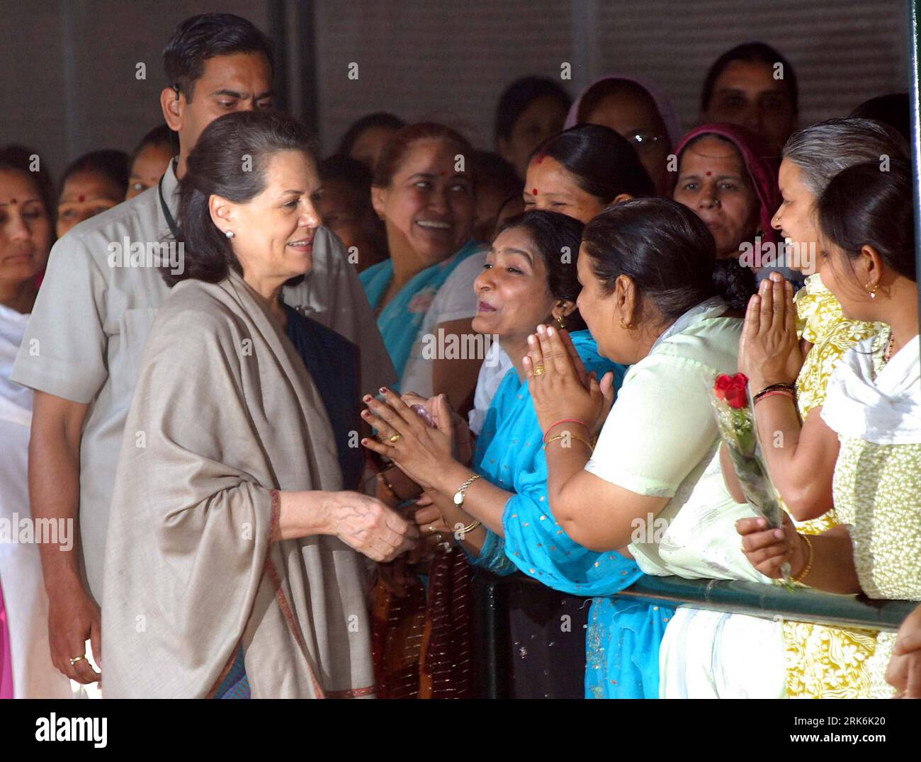 Bildnummer: 53848626 Datum: 10.03.2010 Copyright: imago/Xinhua (100310) -- NUOVA DELHI, 10 marzo 2010 (Xinhua) -- la presidente dell'Indian United Progressive Alliance (UPA) e presidente del Partito del Congresso Sonia Gandhi (1st, L) è felicitata per il suo ruolo nel passare il Women's Reservation Bill, nella sua residenza a nuova Delhi, capitale dell'India, il 10 marzo 2010. Il controverso e storico Women's Reservation Bill, che assicurava la riserva del 33% alle donne in Parlamento e organi legislativi statali, è stato approvato martedì nel Rajya Sabha, la camera alta del Parlamento indiano.(Xinhua/ParthaxSarkar) (gxr) Foto Stock